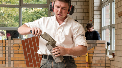 Maurer Leonhard Eham aus Miesbach tritt bei den WorldSkills für Deutschland an Maurer Leonhard Eham aus Miesbach tritt bei den WorldSkills für Deutschland an